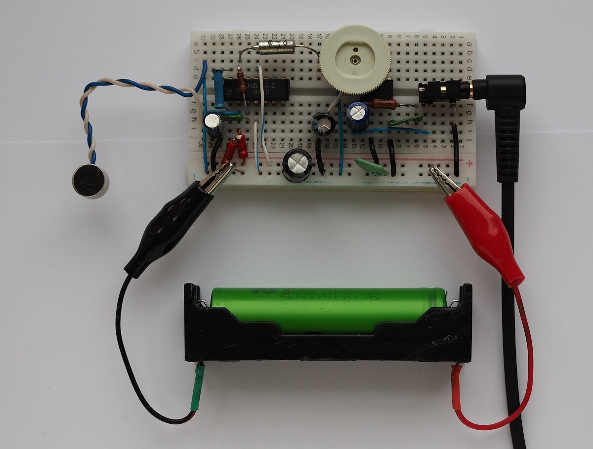 Для отладки схему удобно сначала собрать на беспаячной макетной плате