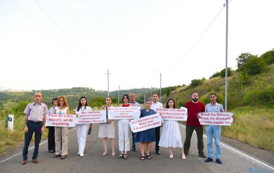 Сегодня, 22 июля, группа журналистов из Нагорного Карабаха (Арцаха) провела мирную акцию на участке дороги Степанакерт-Шуши.