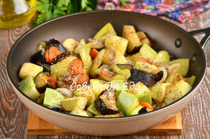 Кабачок с баклажаном на сковороде как приготовить. Кабачок с баклажаном на сковороде как приготовить. Соте из овощей. Кабачки тушёные с овощами. Овощи баклажан.