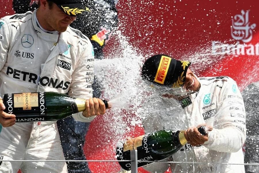 Почему пьют шампанское. Льюис Хэмилтон шампанское. Шампанское формула 1. Шампанское победителю. Формула 1 шампанское на подиуме.
