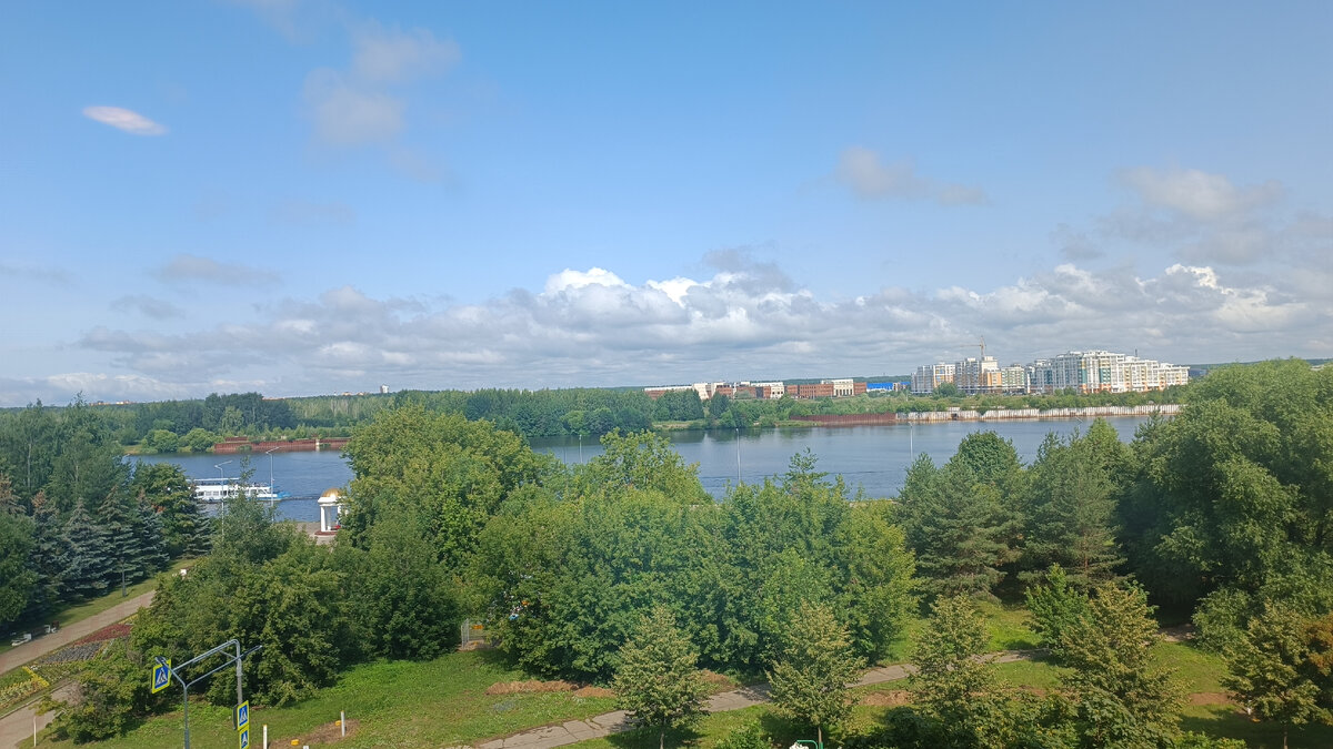 Вид на реку Волгу из окна отеля 