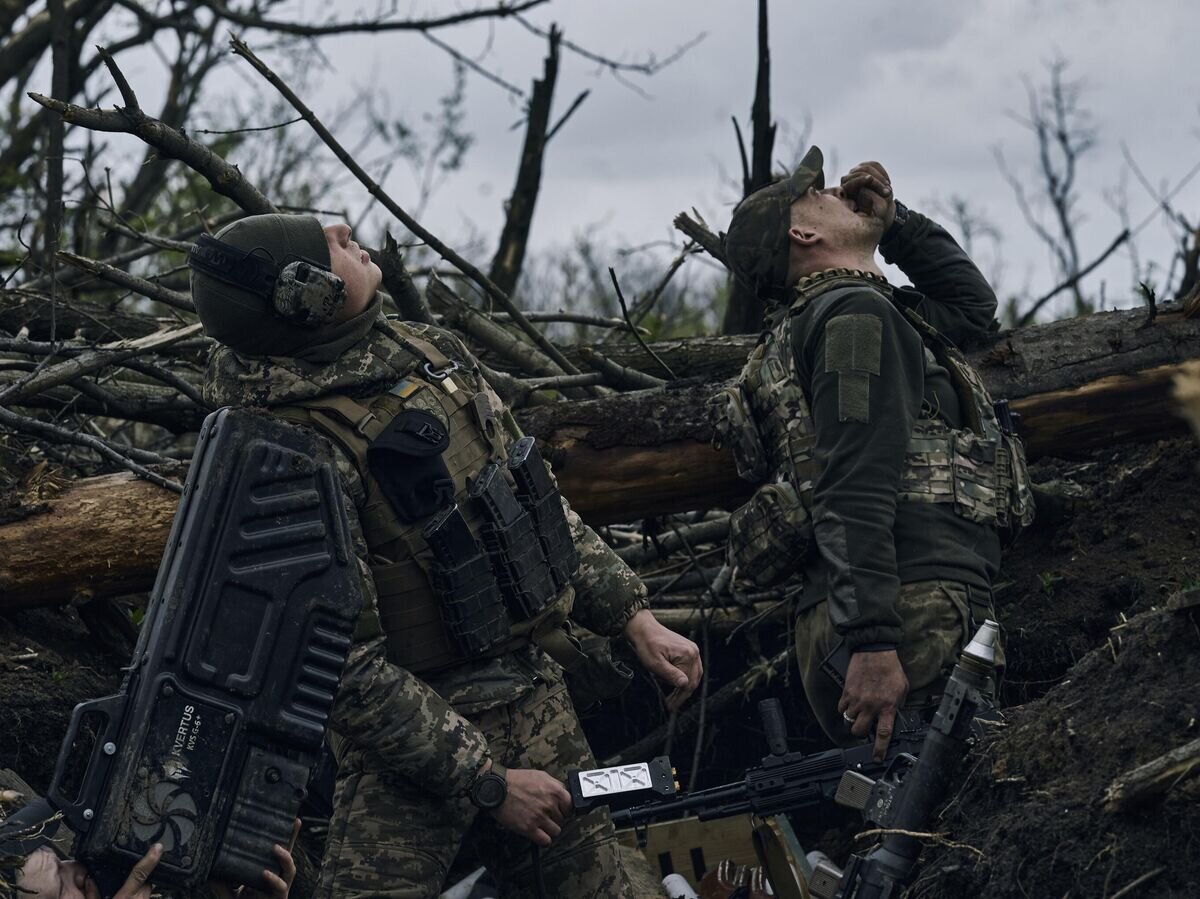   Украинские солдаты на линии фронта возле Авдеевки© AP Photo / LIBKOS