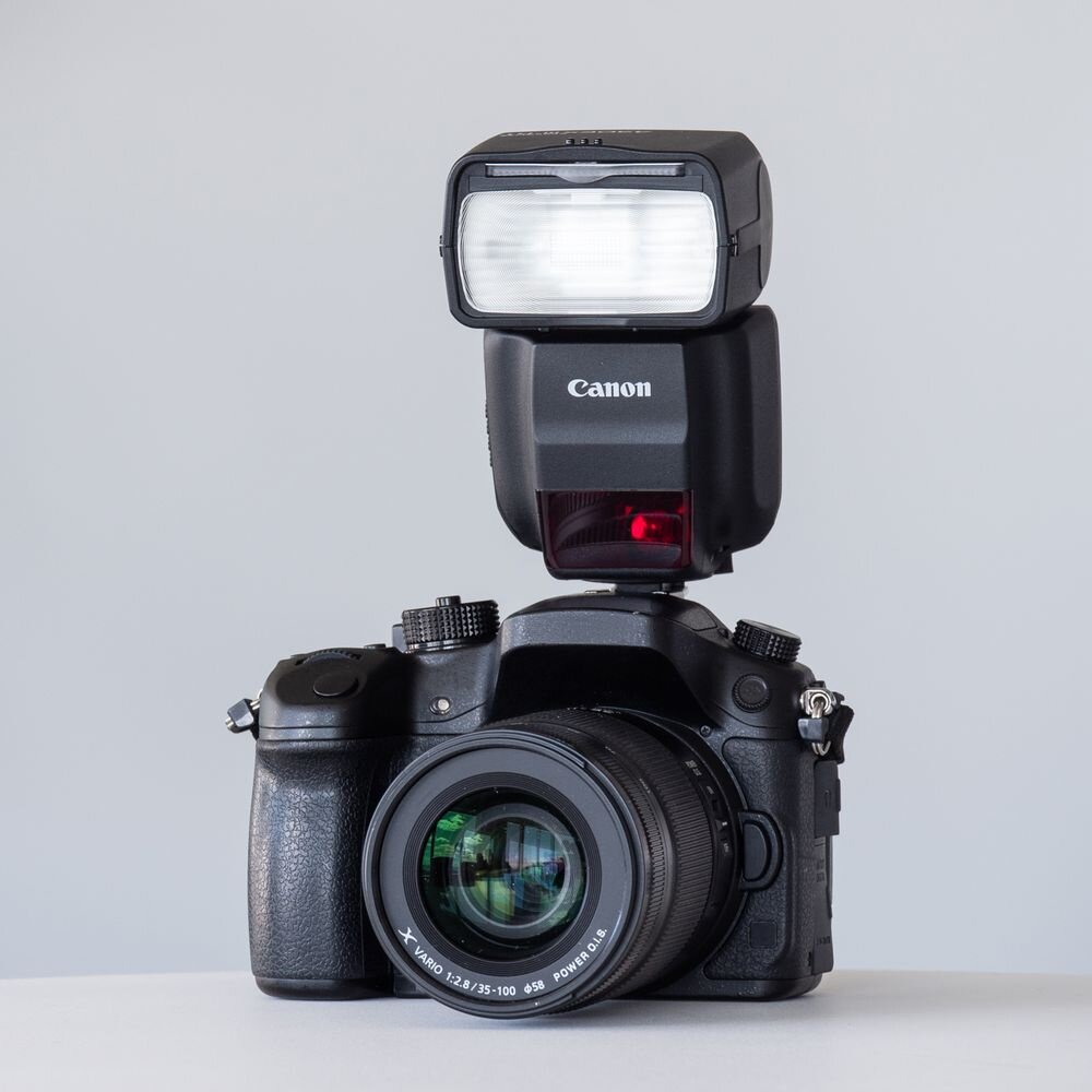    Canon Speedlite 430EX III-RT — одна из самых универсальных вспышек Canon в плане функциональности, мощности и размера. Фотография: lifewire.com