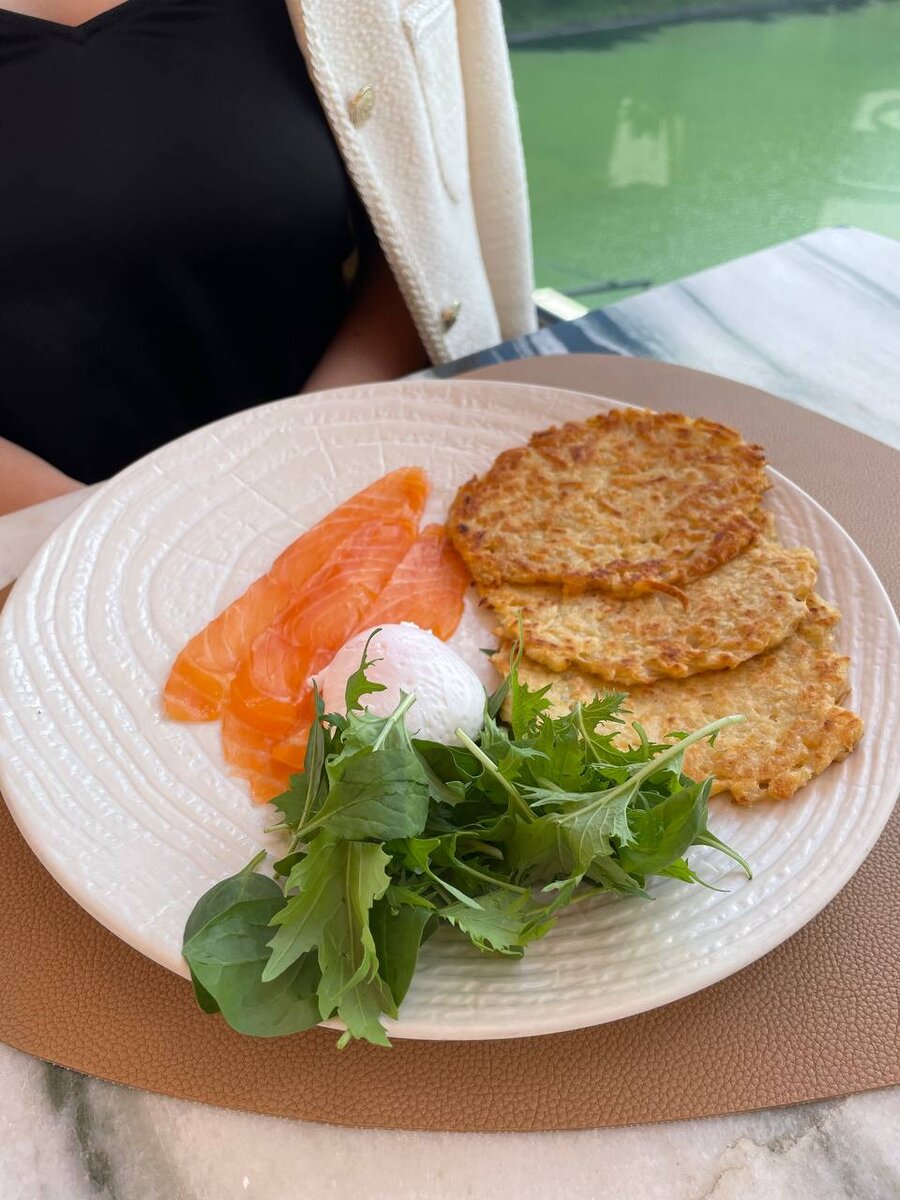 Драники с лососем и яйцом пашот