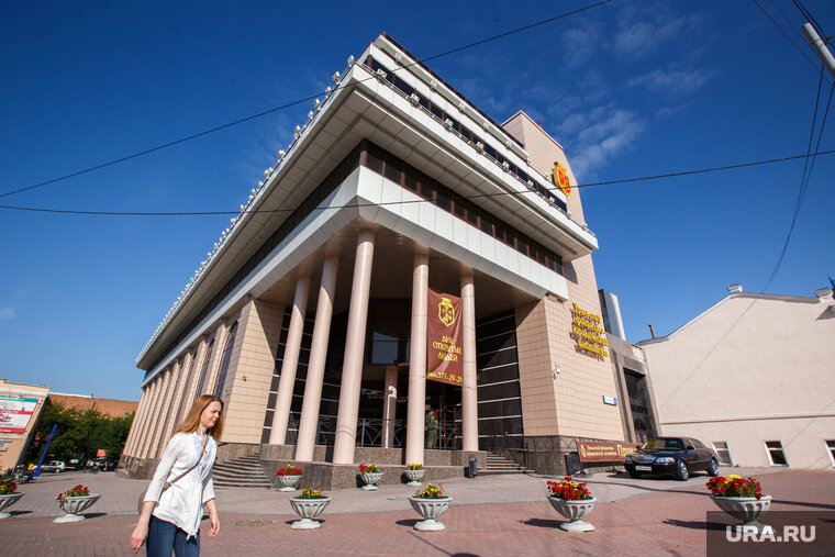    С бывшего ректора старейшего частного вуза в Екатеринбурге Владислава Назарова хотят получить  284,9 млн руб