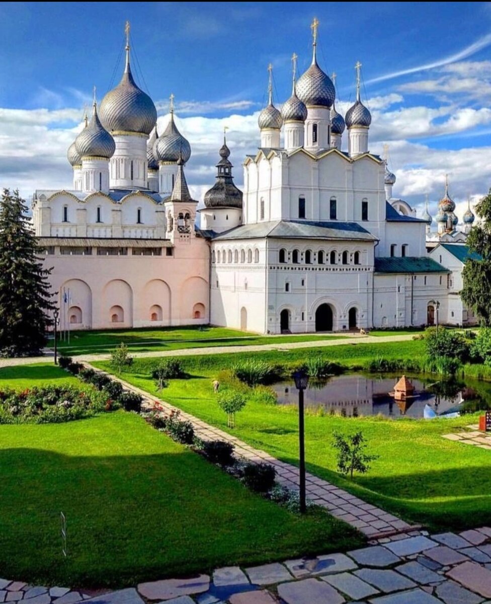 Очень красивый ансамбль. Вся территория кремля ухожена. 