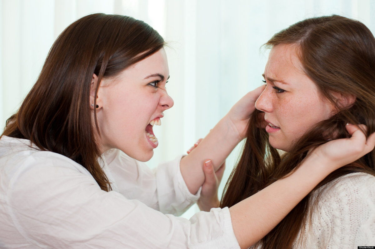 сестры ругаются что делать. подруги ссорятся. две девушки ссорятся. непонимание родителей и детей. девочки ссорятся.