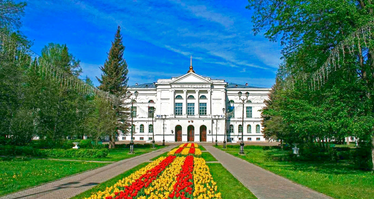 Томский государственный университет. Источник: https://chemodanus.ru/stories/tomsk-kruzhevnoi-intellektualnyi-ironichnyi/