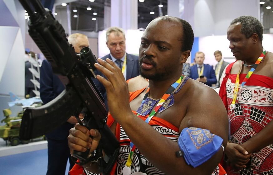    Африканские делегации прибыли на форум «Россия – Африка» в необычных нарядах