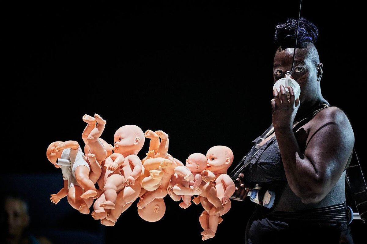 Спектакль «Carte noire nommée désir», автор Ребекка Шайон, квир-активистка.