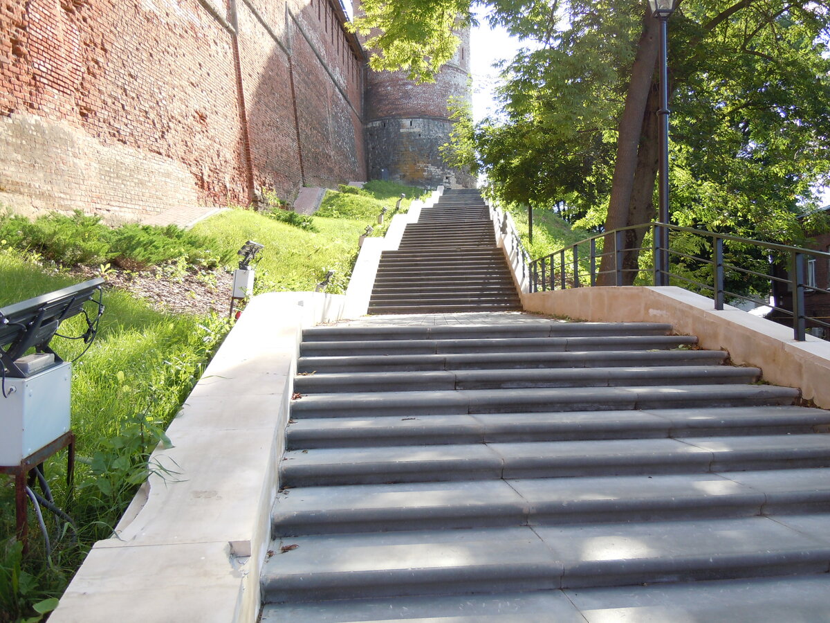 Продолжим экскурсию по кремлю. Это взгляд через стройку фуникулёра на участок с Часовой башней.-43