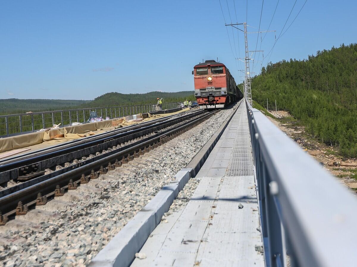    Поезд едет по реконструируемому в рамках строительства второй очереди Байкало-Амурской магистрали железнодорожному мосту через реку Кованта© РИА Новости / Павел Львов