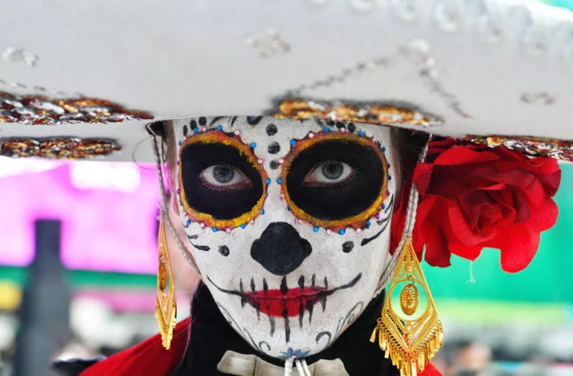Особенности быта мексики. Карнавал в Мексике день мертвых. Мексика карнавал в Сомбреро. Мехико карнавал. Карнавал Уэхоцинго Мексика.