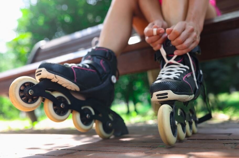 Источник фото: https://www.shutterstock.com/image-photo/young-woman-puts-on-roller-skates-2023027418