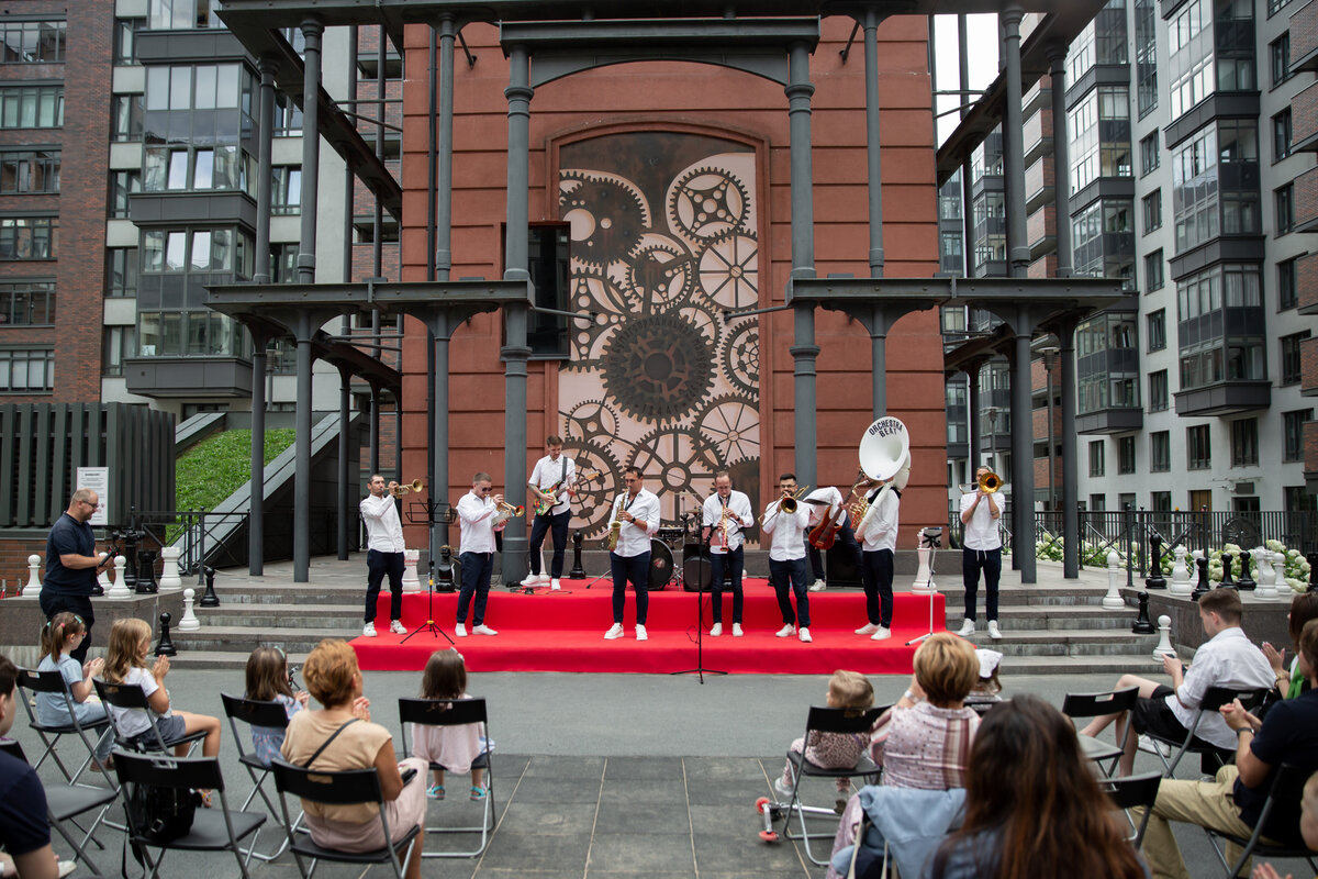 Концерт для жителей во дворе дома “Четыре горизонта” на Пискарёвской набережной