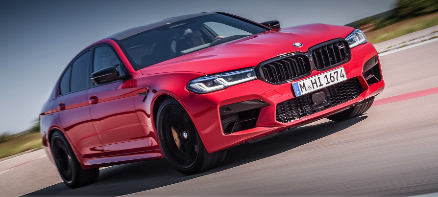 BMW M5 - это безусловно одна из самых впечатляющих и мощных моделей в истории автомобилестроения. Этот седан выделяется своим элегантным дизайном, динамичным характером и невероятной производительностью. 
M5 оснащен 4,4-литровым V8 двигателем с двойным турбонаддувом, который развивает поразительные 600 лошадиных сил. Этот мотор позволяет M5 разгоняться до 100 км/ч всего за 3,4 секунды, что делает его одним из самых быстрых седанов на сегодняшний день.