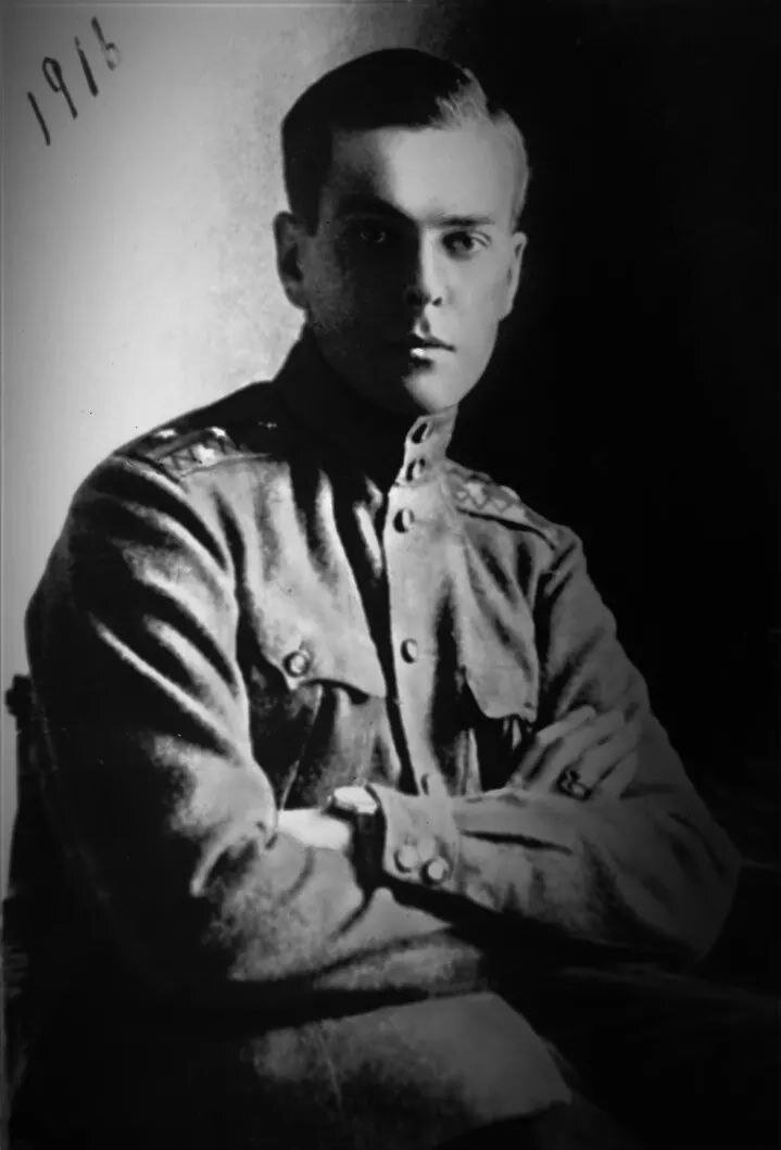  17 марта 1918 года князь Владимир Палей вернулся из Петрограда в Царское Село крайне взволнованным: его, сына великого князя Павла Александровича, вызывали на «беседу» в петроградскую ЧК. Дома, едва ли не с порога, 21-летний поручик рассказал матери, княгине Ольге Палей, об унизительном для него разговоре: комиссар Урицкий предложил Владимиру в обмен на свободу отречься от своего отца и от Романовых.
Князь Палей, родной внук императора Александра II, был кровно связан с царской семьей, но официально к ней не принадлежал. Урицкий намекал Владимиру, что это его шанс спастись- достаточно было лишь проявить лояльность к новой власти. Юноша ответил презрительным молчанием, сквозь табачный дым глядя в упор на комиссара. Тем самым Владимир, фактически, подписал себе приговор: наравне с другими царственными родственниками, для которых он прежде был «чужаком», князю предстояла ссылка.
Княгиня Палей была в ужасе от предстоящей разлуки с сыном. Тяжело на душе было и у Владимира. Он покидал любимую семью, не зная, сможет ли вернуться.  Последние  дни перед отъездом князь провел в кругу близких. С начала 1918 года его родители, с разрешения владельцев, заняли дачу великого князя Бориса Владимировича: отапливать собственный дворец в Царском Селе им было уже не по карману.
После прощального обеда с Владимиром домашние еще долго сидели, обнявшись, впятером, разбитые, несчастные. Мать, отец, Наталья и Ирина- две младшие сестры Володи с трудом сдерживали слезы. Великий князь Павел Александрович по-отечески сердечно наставлял сына, упоминая о присяге государю, которую нельзя нарушать даже, если царь отрёкся.
На вокзале Ольга Валериановна непрестанно крестила и целовала сына, а потом поезд увёз её Володю в неизвестность. Без молодого князя дом в Царском Селе сразу стал тихим и пустым. Замолк рояль, на котором Владимир часто играл сёстрам; без дела лежал мольберт и кисти князя, листы так и не изданного 3его сборника его стихов. Проводив сына, родители терзались дурными предчувствиями. Как писала княгиня Палей: «Муж обнял меня, и зарыдали мы вместе, оплакивая наше дитя, дар Божий, связующее нас звено, оплот счастливой и верной любви…». 
Правда, этот союз был вопиющим нарушением правил, принятых в царской фамилии. Младший сын императора Александра II в 1893 году без памяти влюбился  в офицерскую жену Ольгу Пистолькорс (Карнович). К этому времени Павел Александрович уже три годы был вдовцом, а брак Ольги Валериановны превратился в пустую формальность.  Госпожа Пистолькорс не имела ни титула, ни блистательной родословной, однако, слыла заметной фигурой в аристократических кругах. Её в шутку называли «мама Лёля». В гостях у остроумной, очаровательной женщины охотно бывал даже цесаревич Николай, но великого князя Павла в её обществе замечали куда чаще. «Разве ты поедешь на именины мамы Лёли?! Честно, это уж слишком!»- писал писал Павлу старший брат, великий князь Сергей Александрович.
Ни пересуды света, ни давление семьи не заставили Павла Александровича оставить возлюбленную. 28 декабря 1896 года у пары родился сын, красивый голубоглазый мальчик, которого нарекли Владимиром.  Подрастающий малыш как-то раз представился: «Бодя!». Это имя сделалось его семейным прозвищем. Только по закону маленький Володя считался сыном генерала Пистолькорса и не имел права даже на отчество человека, которого радостно встречал с криком: «Папа!».
Великий князь поставил фотографию 3-летнего Боди на стол в своем рабочем кабинете. Это сразу заметили законные дети Павла Александровича Дмитрий и Мария. На их вопрос о том, кто же этот мальчик на портрете ,  отец ничего не ответил. Дмитрий и Мария подозревали неладное и строили догадки, перешептываясь в комнатах огромного дворца. Великий князь Павел, обычно мягкий и деликатный, насмерть стоял за свою вторую семью. Он уговаривал императора позволить развод супругам Пистолькорс. Уступив этим настойчивым просьбам, царь расторг брак «мамы Лели».  Николай II верил в благоразумие дяди, а главное- его обещанию не вступать в брак с разведённой женщиной, что для представителя правящей династии было невозможным мезальянсом.
Вскоре Павел Александрович отбыл за границу. В итальянском городе Ливорно он тайно обвенчался с Ольгой. Ради мадам Пистолькорс великий князь нарушил данное царю слово. В России супруги оставили своих детей от первых браков. В новом доме, под Парижем, центром их забот стал шестилетний Бодя. Мальчик простодушно радовался, что отныне его Папа и Мама вместе и всегда рядом с ним. 
Узаконив союз с любимой, Павел Александрович навлек на себя страшный гнев государя. Николай II лишил дядю содержания, дворца, чинов и запретил приезжать в Россию. 
Во Франции особняк Павла и Ольги утопал в садах. Владимир рос в атмосфере утонченной культуры и безоблачного счастья. Родители замечали, как Бодя не по годам развит и талантлив- он играючи учился читать, рисовать и музицировать. Павел и Ольга не загоняли сына в строгие рамки-его баловали и многое позволяли. Привыкший к восхищению родителей, Владимир не стеснялся перебивать старших и вмешивался в разговоры именитых гостей. Никто точно не знал, как именно титуловать жену и сына великого князя, не признанных Романовыми. Чтобы сгладить эту затянувшуюся неловкость, в 1904 году баварский принц-регент Луитпольд даровал Ольге и её потомству от морганатического брака титул графов Гогенфельзен.
Во Франции у Павла и Ольги родились еще две дочери. Маленькие сестры Владимира Ирина и Наталья считали за честь, если брат удостаивал их вниманием. Девочки, затаив дыхание, слушали, как он читает им книги. По его прихоти, они часами репетировали пьесы, сочиненные Бодей. Старшая сестра Владимира, великая княгиня Мария Павловна вспоминала: «Я считала его назойливым, жеманным и самодовольным, но позднее я поняла, что по своему умственному развитию он опережает сверстников и чувствует себя неуютно в их обществе». Отец желал, чтобы сын продолжил династическую традицию и стал военным. К этому времени великий князь мало-помалу добился прощения государя. Владимира определили учиться в Пажеский корпус. 
Царская семья игнорировала графа Владимира Гогенфельзена.  Его родители и сестры были далеко, в Париже. Юноша, воспитанный в изысканной и непринужденной домашней обстановке, оказался один на один с незнакомым ему миром. Владимир не чувствовал в себе военного призвания. К тому же, он едва говорил по-русски. Дисциплина и грубость казарменной жизни казались ему невыносимыми. Иные сокурсники не упускали случая уколоть графа Гогенфельзена: их раздражало его необычное положение. Владимиру дозволялось жить у воспитателя, которого пажи прозвали лейб-нянькой. У графа не было карманных денег- он не участвовал в веселых кутежах. Первые экзамены и вовсе обернулись для юноши катастрофой: на глазах товарищей растерявшегося Владимира еле вытянул на приличную отметку сам начальник Пажеского корпуса. Подбодрить Бодю приезжал великий князь Дмитрий Павлович. Он катал единокровного брата на автомобиле, приглашал к себе на чай. Дмитрий заметил, что Володя переменился в лучшую сторону- братья прекрасно поладили друг с другом. Но их тетушка, вдова великого князя Сергея Александровича Елизавета Федоровна, по-прежнему холодно относилась к графине Гогенфельзен и её детям. Однажды она сухо заметила Дмитрию, что Владимир не принадлежит к их семье.
Между тем, кузен императора Николая II постепенно освоился в Пажеском корпусе. Вместе с отметками улучшились и отношения с товарищами. Русский язык уже казался графу привычнее французского. Именно на французском 13-летний Бодя когда-то начал писать стихи. Оттачивать это мастерство повзрослевший юноша продолжил по-русски:
«Люблю лампады свет неясный
Пред темным ликом божества.
В нем, словно шепот ежечасный,
Твердит смиренные слова.
Как будто кто-то, невзирая
На то, чем жив и грешен я,
Всегда стоит у двери Рая
И молит Бога за меня.»
В канун 300-летия Дома Романовых граф Владимир Гогенфельзен патрулировал город с ружьем на плече. Во время юбилейных торжеств он стоял среди пажей в оцеплении на Дворцовой площади. Петербургский холод и сырость расшатали его здоровье. К лету 1914 года Владимир уехал лечиться в Крым. Теперь его родители окончательно перебрались в Россию. Их присутствие придавало Боде сил. Из Симеиза он пишет матери нежные письма: сообщает, что гадалка предсказала ему долголетие, «большие дела на бумаге»-юноша надеется, что это стихи-а еще «большую радость в июле». Но в конце июля грянула Первая Мировая война.
Владимир то и дело получал известия о гибели своих старших друзей-офицеров. Война сократила время учебы в Пажеском корпусе. В декабре 1914 года граф был произведен из пажей в прапорщики и вступил в Лейб-гвардии гусарский полк. Перед отправкой на фронт Владимир ненадолго приехал в Царское Село. Вместе с матерью он пришел к заутрене в Знаменскую церковь. Кроме них в пустом храме молились две сестры милосердия. «Каково же было наше изумление, когда узнали мы в сестричках императрицу и фрейлину её Вырубову,- вспоминала Ольга Валерановна.-  Ее Величество пришла благословить Бодю. Она подарила ему иконку и молитвослов. Этот приход её и дар взволновали нас до глубину души».
В действующей армии Владимир служил в конной разведке. Не раз рядом с ним взрывались снаряды. В любой момент граф рисковал угодить в засаду. Однажды, со своим отрядом он едва успел укрыться за стволами деревьев, которые тут же изрешетили пули. 
В это время родители 18-летнего корнета начали ходатайствовать о пожаловании Ольге Валериановне титула русской княгини. Россия сражалась с Германией, а жена и дети великого князя Павла были баварскими графами.
В августе 1915 года царским указом им пожаловали княжеское достоинство и фамилию Палей. 
За храбрость и отвагу молодой  князь  Палей получил в награду Аннинское оружие. В промежутках между залпами вражеской артиллерии Владимир, укрывшись в окопе, писал стихи:
«Вздыхает паровоз. Там, в стороне,
Два воробья заботятся о корме…
Фуражкой машет офицер в окне,
И кто-то в черном плачет на платформе…»
В 1916 году увидел свет первый поэтический сборник Владимира. Все доходы от этого издания князь Палей направил в пользу лазаретов императрицы. Публика тепло встретила стихотворения лейб-гусара. Весьма благосклонно приняли творчество неофициального родственника и в царской семье. Александра Федоровна просила княгиню Палей передавать ей копии всех стихотворений, которые молодой офицер присылал домой.
Однако, служба поручика, назначенного в распоряжение своего отца, великого князя Павла Александровича, оборвалась внезапно. Владимир начал кашлять кровью. Он отбыл в отпуск по болезни и на фронт уже не вернулся. Россию захлестнула революция.
В великокняжеские дворцы с обысками пришли матросы. Дом князей Палей не стал исключением. Революционеры забирали у офицеров оружие- взяли и коллекцию старинных клинков Павла Александровича. Владимир насилу отвоевал у матросов свою шашку с Аннинским темляком, полученную за храбрость.
После переворота 19-летний Владимир вел обстоятельный дневник. 
1 ноября 1917 года он записал: « …но что может быть хуже расстрелов, служба церковная в Царском запрещена. Разве это не знамение времени? Разве не ясно, к чему мы идем и чем это кончится? Падением монархий, одна за другой, ограничением прав христиан, всемирной республикой и — несомненно! — всемирной же тиранией…».
В эти тревожные дни Владимир еще более сблизился с единокровной сестрой Марией. Они могли говорить часами. Великая княгиня Мария Павловна часто заставала брата за пишущей машинкой. Он почти без перерыва сочинял стихи. Мария заметила: «Изливая такие потоки строф, ты лишаешь себя возможности их шлифовать». На что Володя загадочно ответил: «Когда мне исполнится 21 год, я больше не буду писать. Все, что есть во мне, я должен выразить сейчас- потом будет слишком поздно». 
Ровно за день до высылки Романовых из Петрограда вышел второй поэтический сборник князя Палея, но из-за политических событий книга осталась незамеченной. В Вятке за каждом шагом ссыльных тщательно следили. Мучаясь от бессонницы, князь Палей записал:
«Мысль узника в мольбе уносит высоко-
То, что растет кругом -так мрачно и так низко.
Родные, близкие- так страшно далеко,
А недруги- так жутко близко…»
В письмах родителям Владимир ни слова не говорил о своих опасениях. Он строил планы: хотел написать драму в стихах о жизни поручика Михаила Лермонтова и о его гибели на дуэли. По чистой случайности, в доме, который занимали узники, Владимир нашел исключительно редкое издание с биографией поэта. «Как видишь, дорогая Мама, удача меня не покинула! Обещай же не плакать!»-писал князь домой.
После того, как пленников перевезли в уральский город Алапаевск, к ним присоединилась великая княгиня Елизавета Федоровна. В ссылке от ее прежней неприязни к Владимиру не осталось и следа. В кругу венценосной родни, где раньше его считали человеком второго сорта, Бодя сделался душой компании. Он умел развлечь и заставить смеяться. 21-летний князь без конца придумывал сценки и сатиры, поражая всех необузданной фантазией и даром слова. Под его обаяние попал даже нелюдимый князь Сергей Михайлович. «Если бы ты только знал, как он мне помогает в работе над драмой о Лермонтове! И всегда у него душа нараспашку!»-писал Владимир отцу.
С середины лета 1918 года от Владимира перестали приходить известия. Родители долгое время не подозревали, что произошло с их Бодей. В ночь с 17 на 18 июля охранники приказали узникам собираться в дорогу. Брать с собой вещи запрещалось- можно было увезти только то, что помещалось в карманах. Володя оставил исписанные стихами тетради. С собой он взял самое ценное-письма от папы и мамы. Позже, когда искалеченное тело Владимира Палея поднимут из заброшенной шахты, эти письма найдут у него на груди. В конце лета 1918 года к Ольге Палей неожиданно пожаловал слуга ее сына. Большевики велели лакею уехать из Алапаевска незадолго до расправы над Романовыми. Молодой человек с огромным трудом добрался через охваченную хаосом страну в Царское Село, чтобы передать родителям последнее письмо от Боди:
 «Всё, что раньше меня интересовало, эти блестящие балеты, эта декадентская живопись, эта новая музыка- все теперь кажется мне пошлым и безвкусным. Я теперь ищу правды, подлинной правды, света и добра».
«Когда смолкает шум дневных волнений,
Когда снисходит ночи тишина,
Люблю застыть на несколько мгновений
У темного раскрытого окна…
И то, что днем я называл печалью,
Навеянной бесплодной суетой-
Отходит прочь пред этой звездной далью
Пред этой необъятной красотой…»



	









