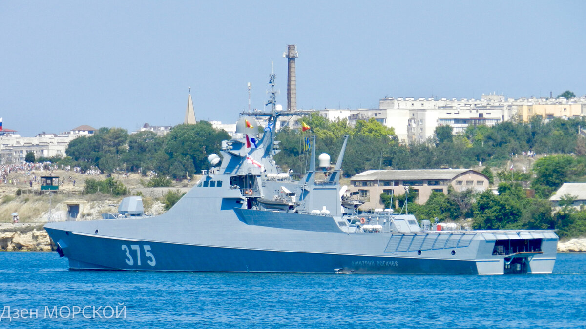 Патрульный корабль "Дмитрий Рогачев" с открытой аппарелью для штатной десантно-штурмовой лодки.