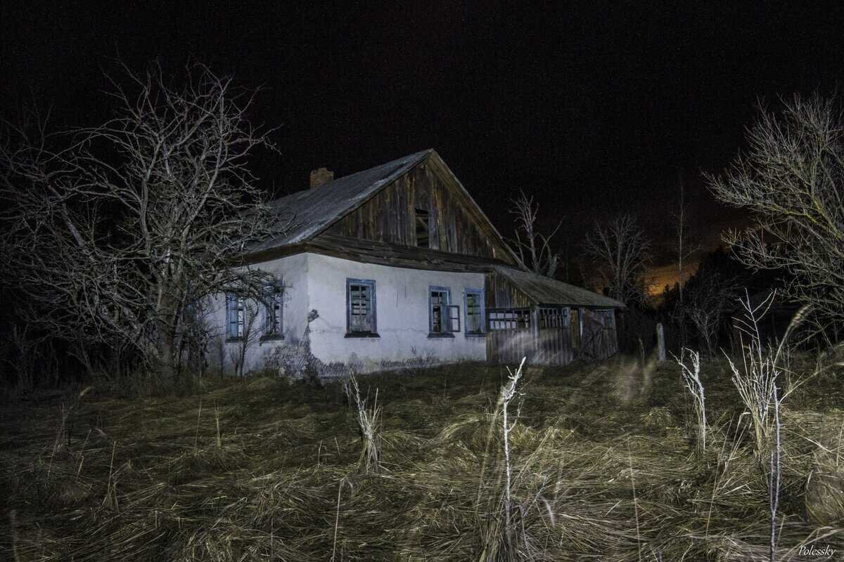 Серая деревня. Жуткая деревня. Жуткая деревня. Страшная деревня ночью. Мистическая деревня.