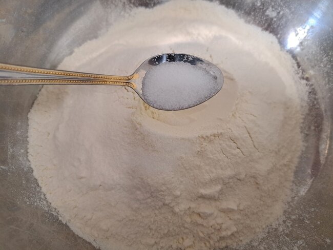 Добавляем в муку соль