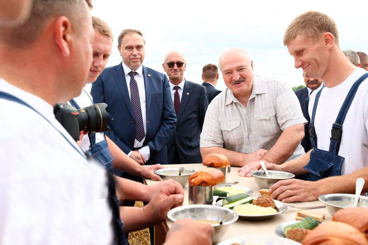 Президент Беларуси совершил рабочую поездку в Гродненскую область, где ознакомился с ходом полевых работ в области, социально-экономическим развитием региона