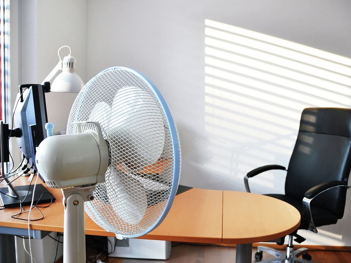    Вентилятор в офисе © Fotolia / HappyAlex