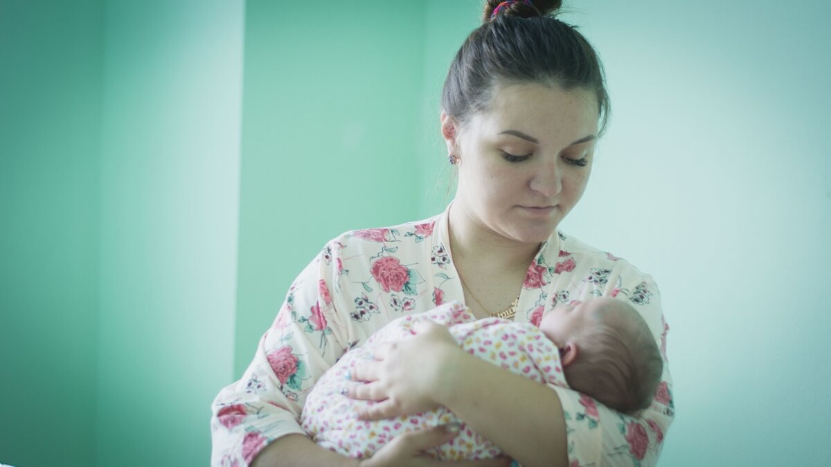     Полиция взяла под стражу женщину, которая пыталась убить своего ребёнка осколком от стеклянной бутылки в одном из городов Приморья.