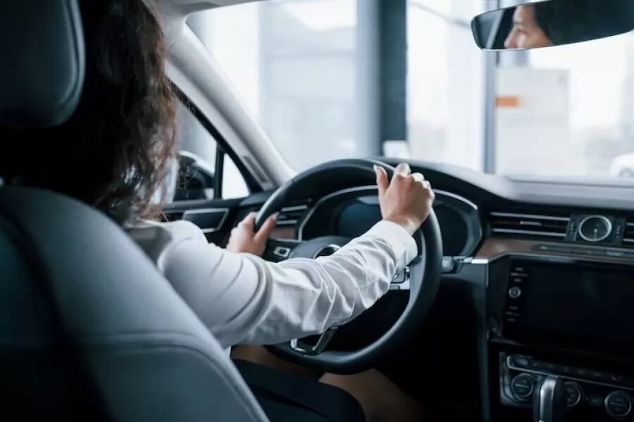 Женщина за рулем. freepik.com   📷