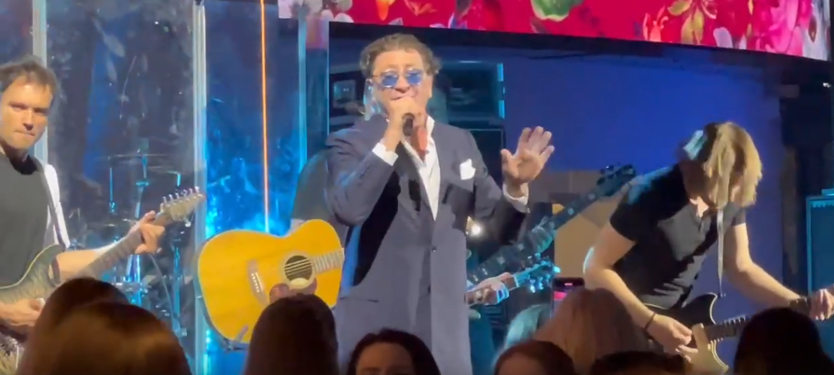 Григорий Лепс надрывает голос