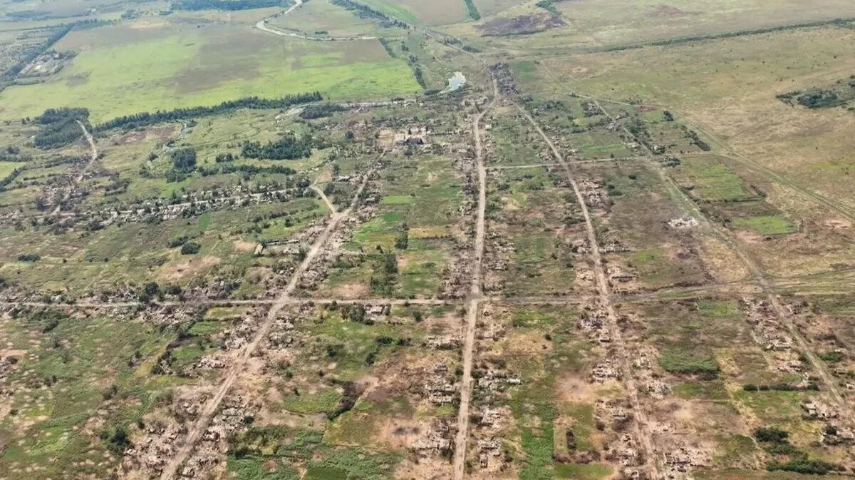 На кадрах, снятых с беспилотника, видны обширные повреждения в Старомайорском. Фото: CNN