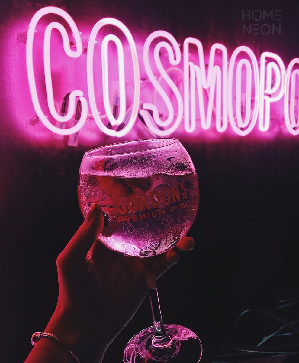 Вывеска из неона для вечеринки «Cosmopolitan»