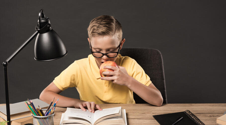    Какую книгу можно подарить мальчику? Фото: Depositphotos