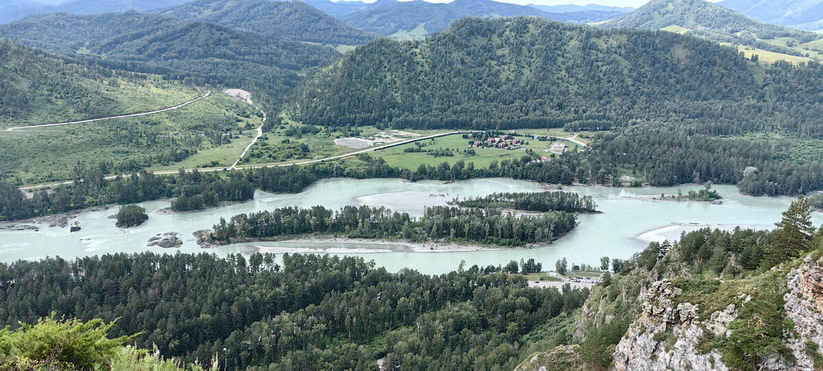 Забрались на гору Черепан и побродили по берегам Катуни. На фото – Катунь, вид с горы, конечно. 
