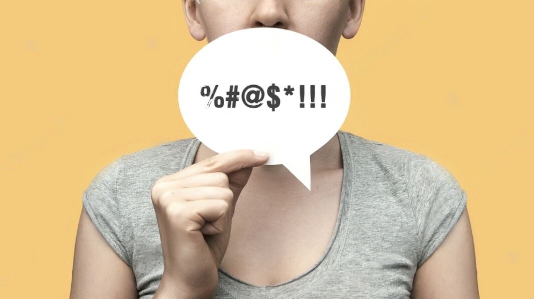 Источник фото: https://www.shutterstock.com/image-photo/woman-conversational-cloud-her-hand-obscenity-1743048482