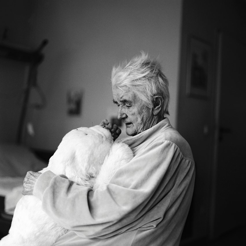 человек после психоза. проявления психоза. человек в углу. душевное расстройство. человек после психоза.