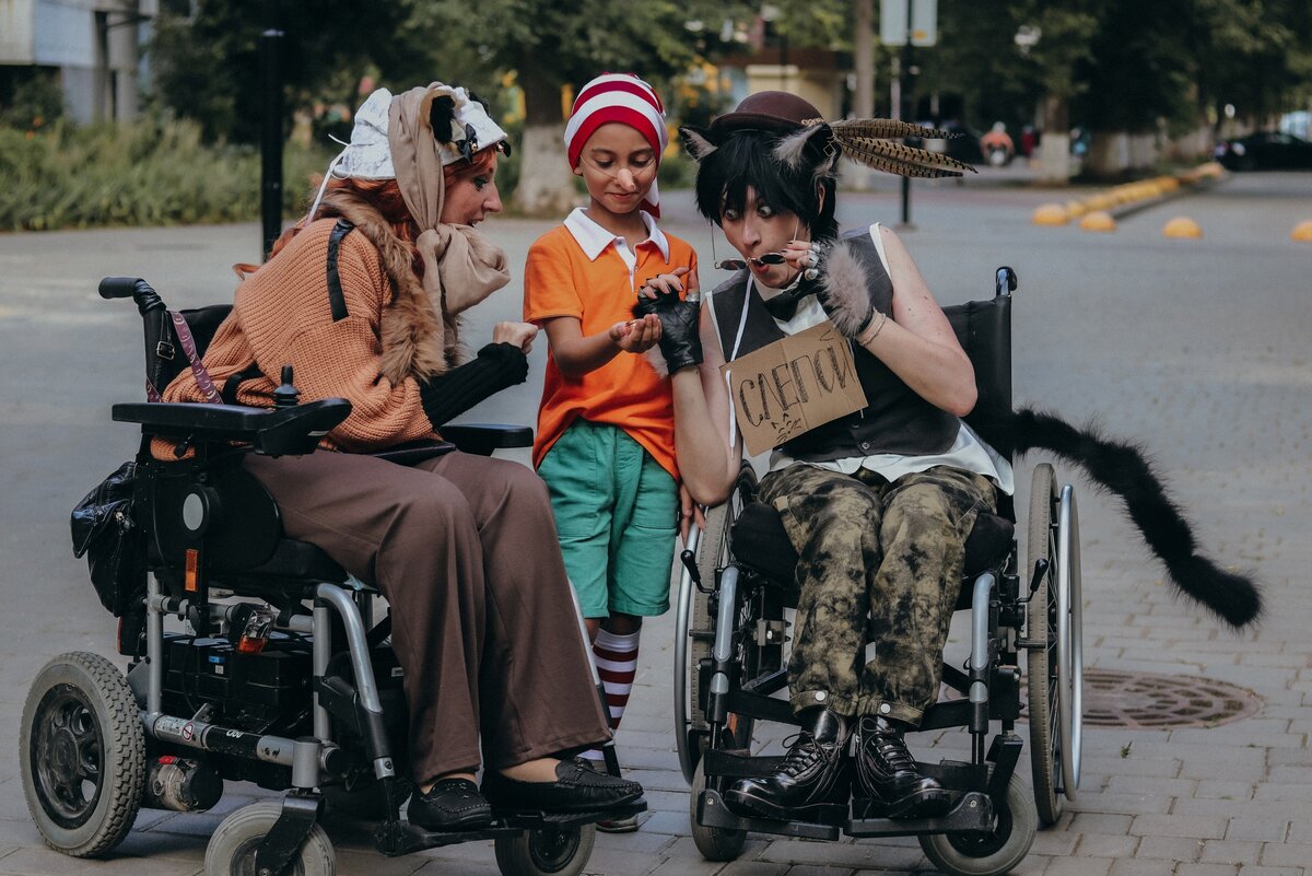 Фандом - Приключения Буратино
Персонажи - Буратино, Лиса Алиса, Кот Базилиио
Косплееры - Миша Никитин, Марина Никитина https://vk.com/id25763975, Анастасия Затынайченко https://vk.com/anamiexl
Фотограф - Даша Волженина https://vk.com/dariavolzhenina