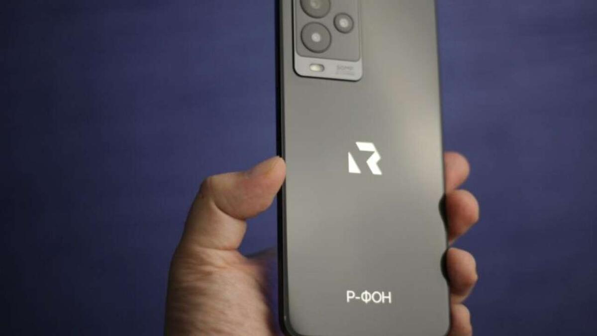    В сети появились первые фото российского смартфона с отечественной ОС