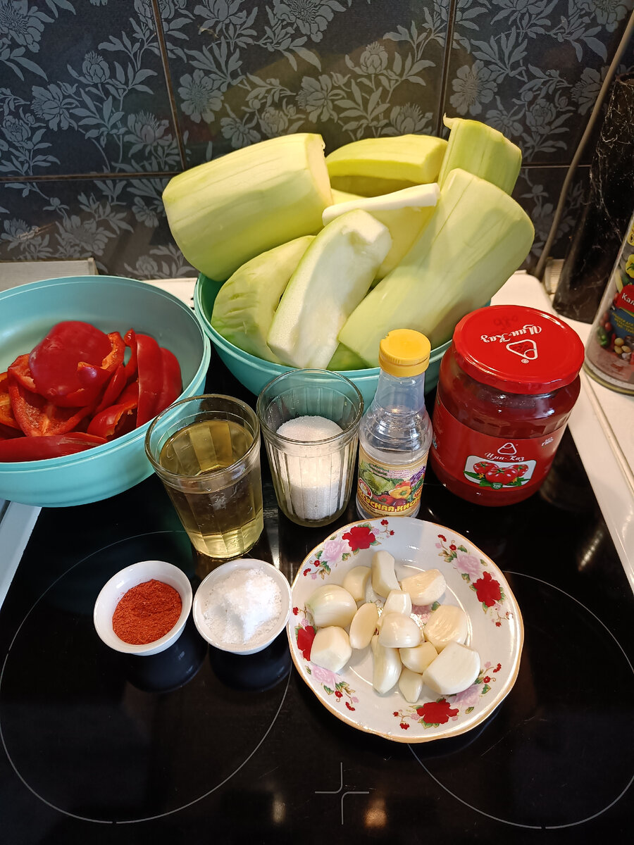 Нам понадобиться:
•	Кабачки  (можно переросшие) – 3 кг. (уже очищенных)
•	Перец болгарский – 5 шт.
•	Томатная паста (у меня Цин-Каз) – 500 гр.
•	Масло растительное (без запаха) – 1стакан (250 гр.)
•	Сахар – 0,5стакана.
•	Соль (для засолки не йодированная)– 1,5 ст. ложки.
•	Перец красный молотый  – 1,5 ч. ложки
•	Чеснок свежий  – 80 г.
•	Уксус 70% – 1 ст. ложка.