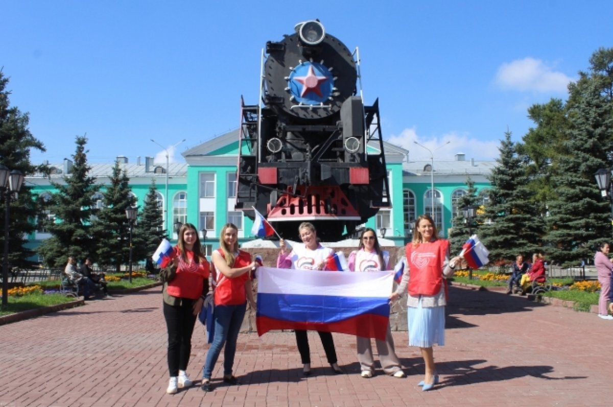    Волонтёры дарили флажки и рассказывали про важность праздника.