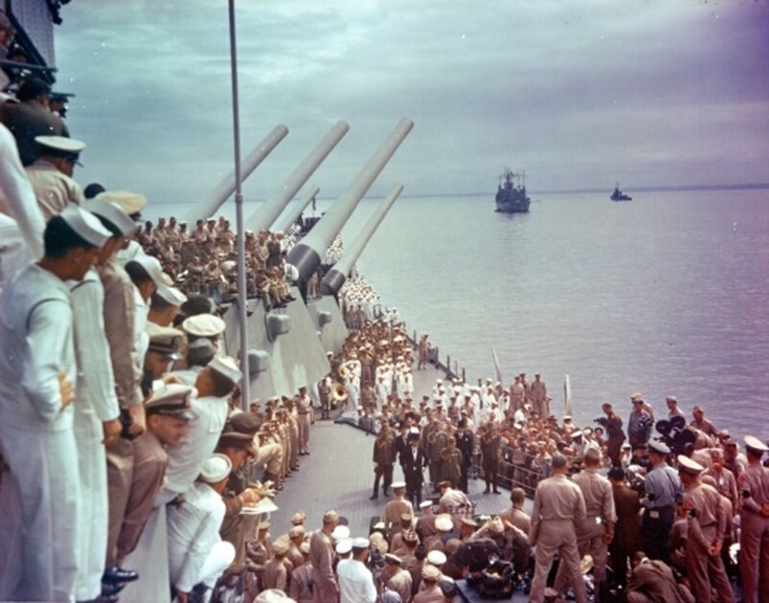  Церемония капитуляции Японии на борту американского линкора                                                                                              «Миссури» в Токийском заливе