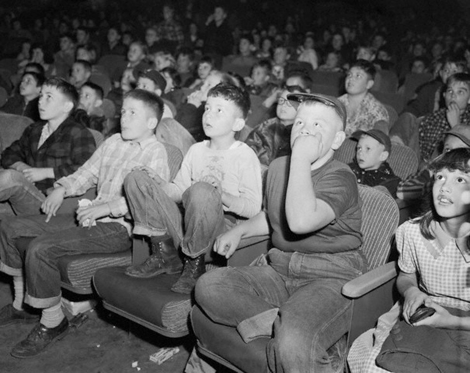 Class s watching. Советские дети и театр. Дети в кинотеатре. Зрители в Советском театре. Люди в кинотеатре