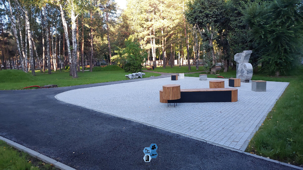 В сквере, напротив здания 16-й гимназии (где у старого здания школы был центральный вход и на этом же месте, кто помнит, стояла длинная металлическая мойка для обуви), установили скамейки и арт-объект в виде цифр «16».