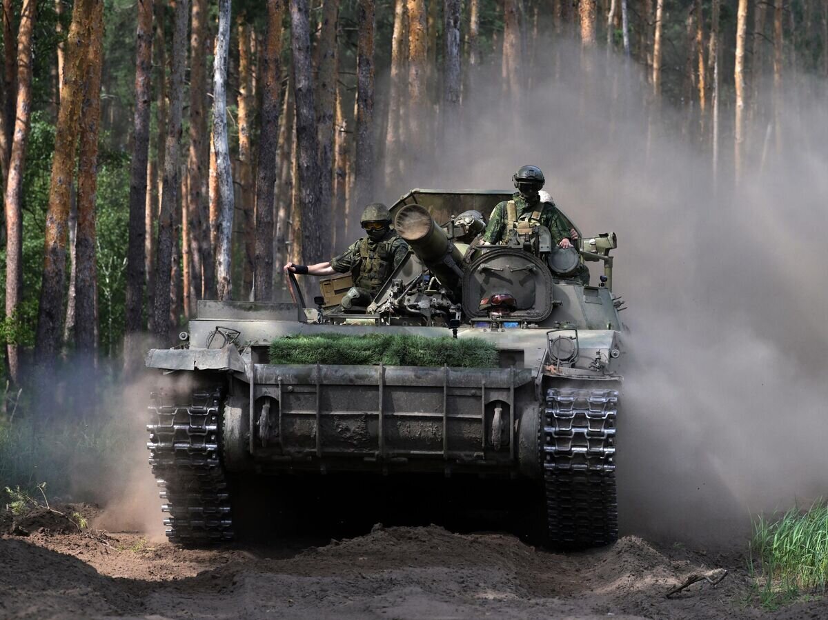    Самоходный миномет 2с4 "Тюльпан" ВС РФ выдвигается на позицию для боевой работы© РИА Новости / Евгений Биятов