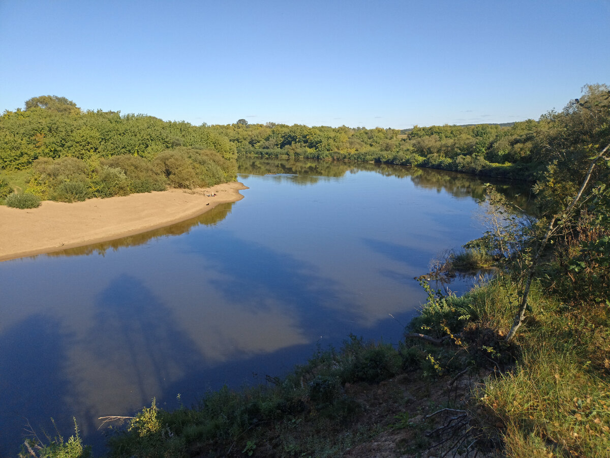 Яркий Днепр под ярким небом
