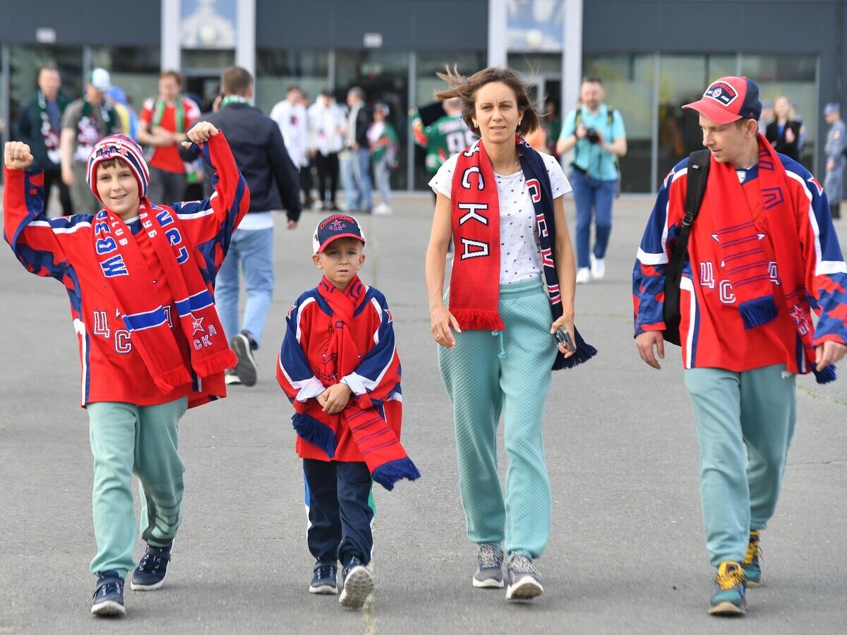    Болельщики ПХК ЦСКА перед началом 7-го матча финальной серии плей-офф Кубка Гагарина Континентальной хоккейной лиги между ХК "Ак Барс" (Казань) и ПХК ЦСКА (Москва).© РИА Новости / Максим Богодвид
