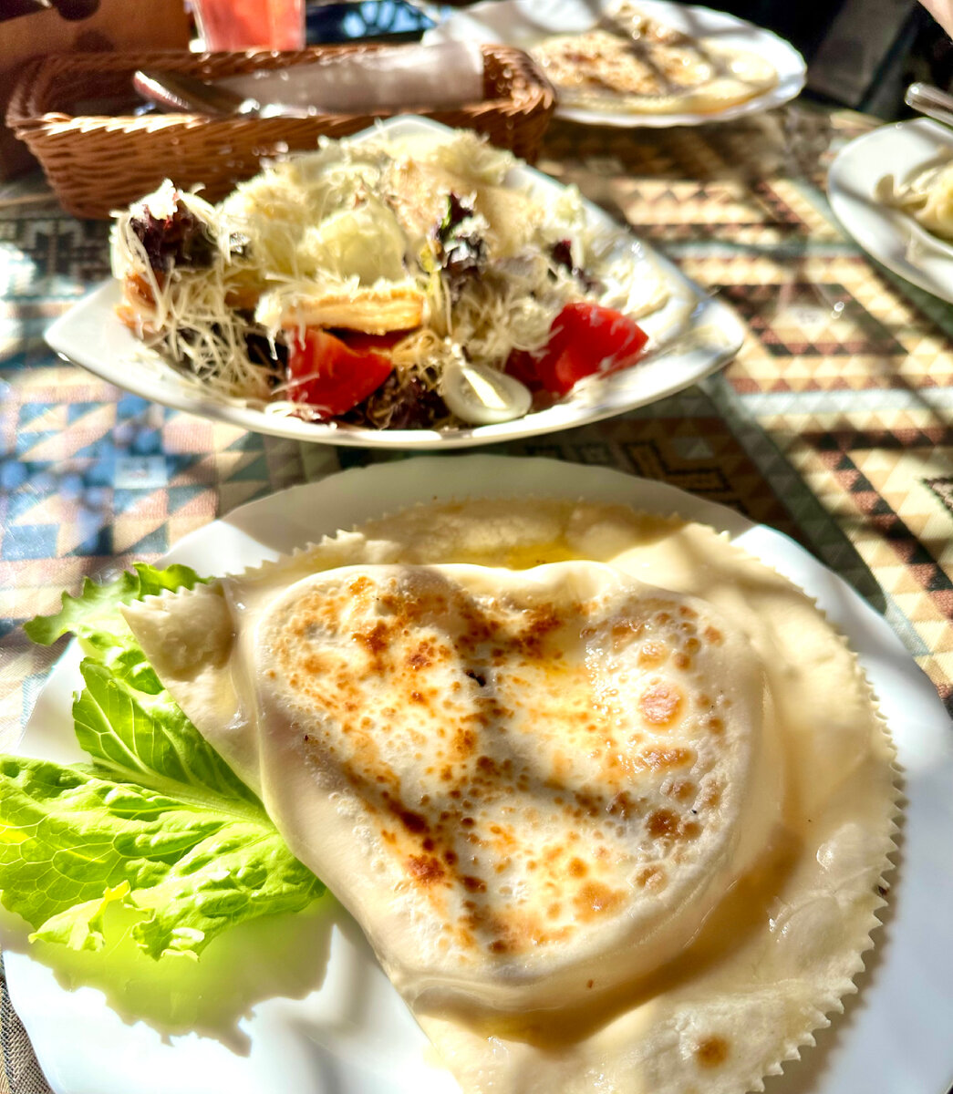 Янтык это такой же чебурек, но в отличие от чебурека, готовится на сухой сковороде, без жира. Одно из основных национальных блюд крымскотатарской кухни. У меня был с говяжьим фаршем и зирой!