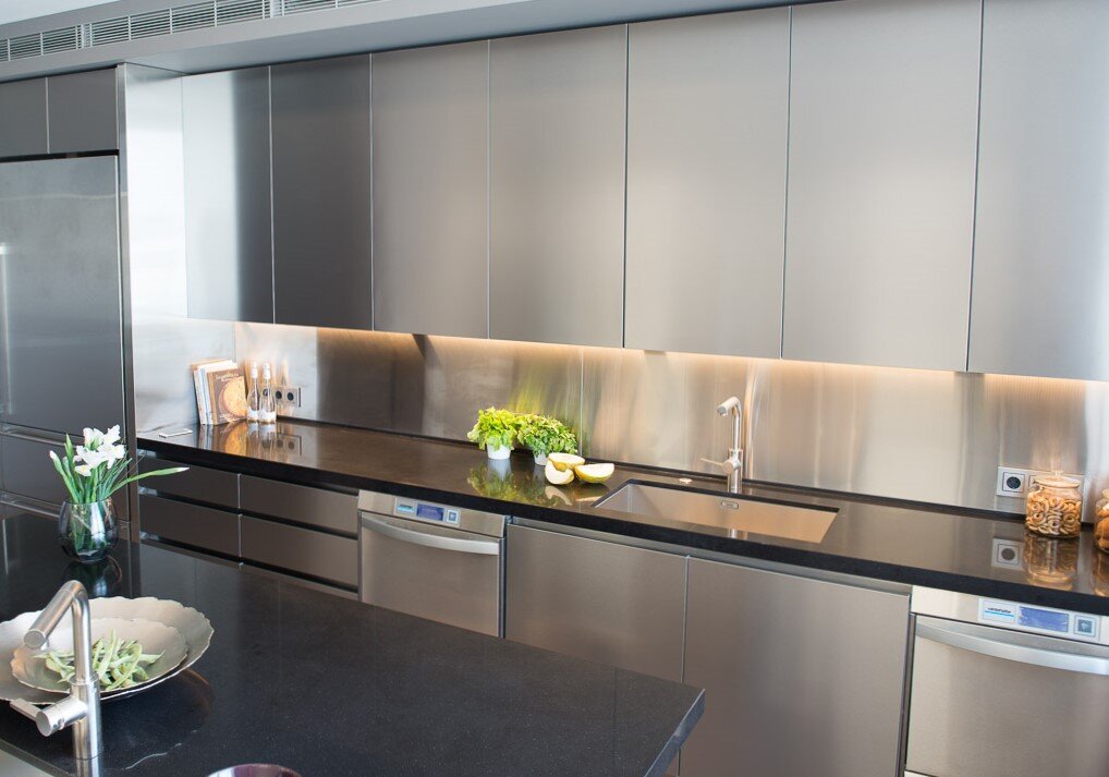 Профессиональная кухня из стали в апартаментах