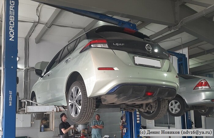 Нечасто наш Leaf бывает на подъёмнике...