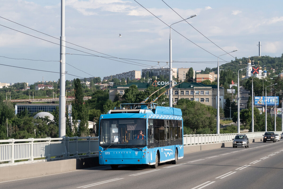 Троллейбус Тролза-5265 "Мегаполис" на Саратовском мосту.