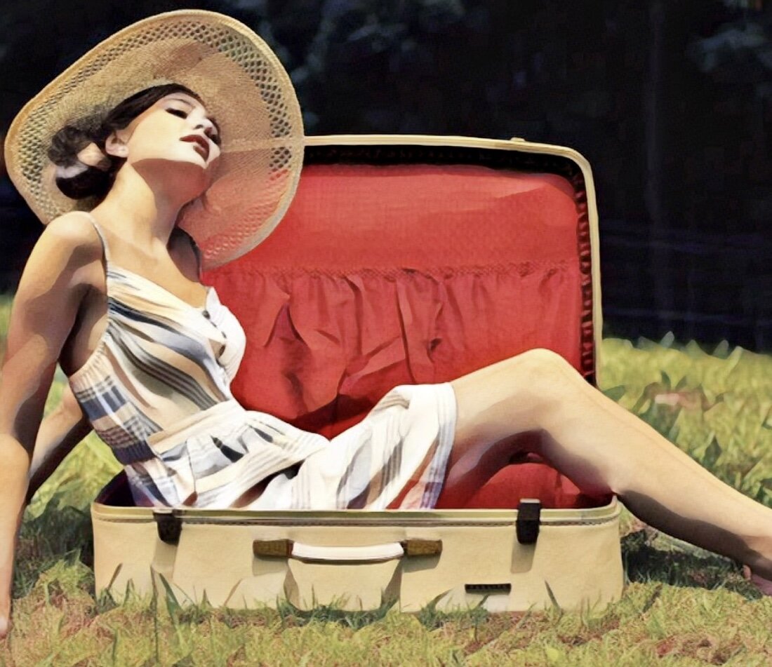 Как только подкатывает тревога, ты не в будущее запрыгивай всеми своими мыслями и страхами, а оставайся в здесь и сейчас! Смотри, что вокруг, кто рядом, что на самом деле происходит, какова действительность и тд. Таким образом ты станешь меньше паниковать и раскручивать из обычной ситуации целое торнадо!